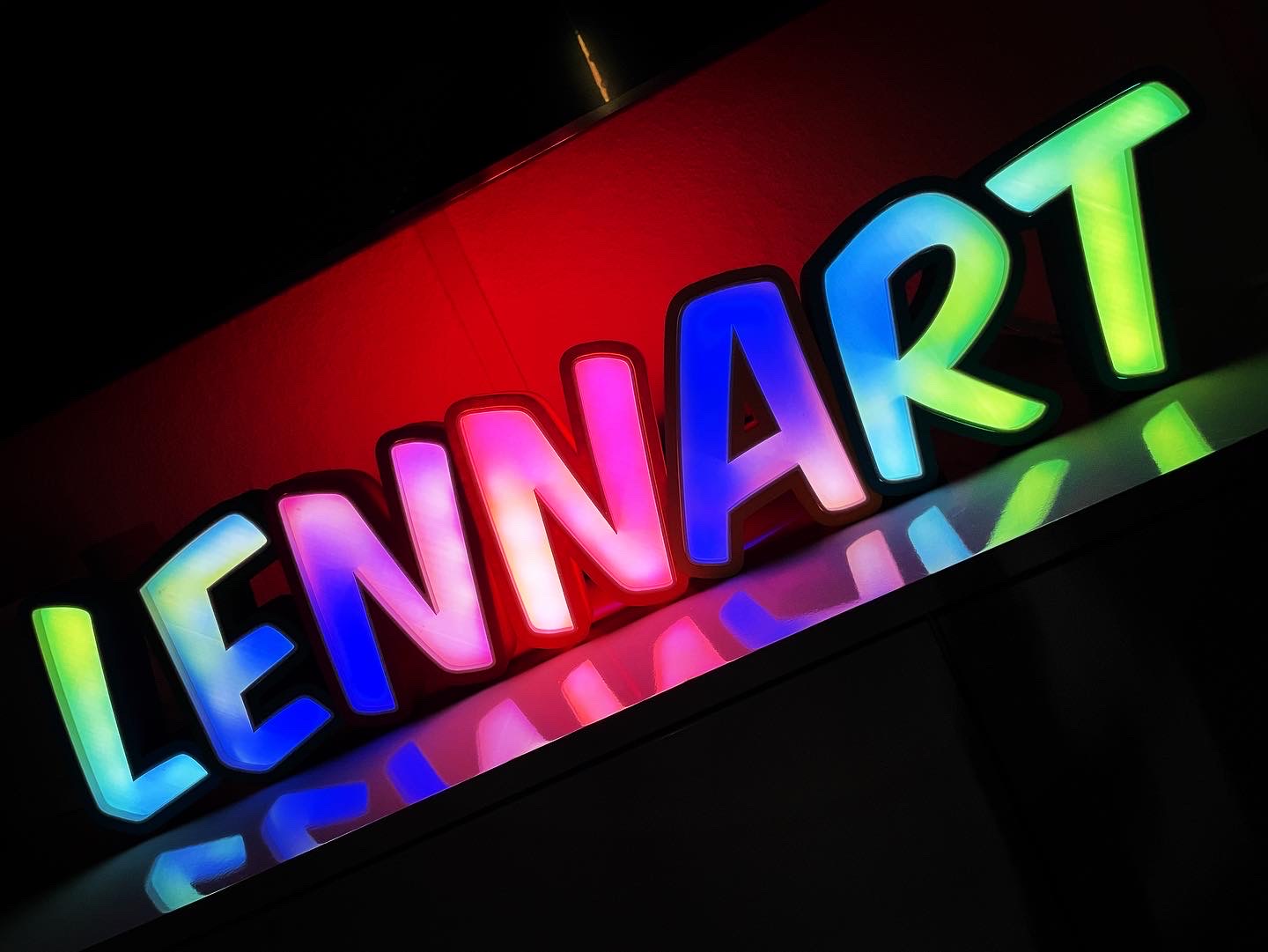 Namenslampe mit smarter LED Beleuchtung