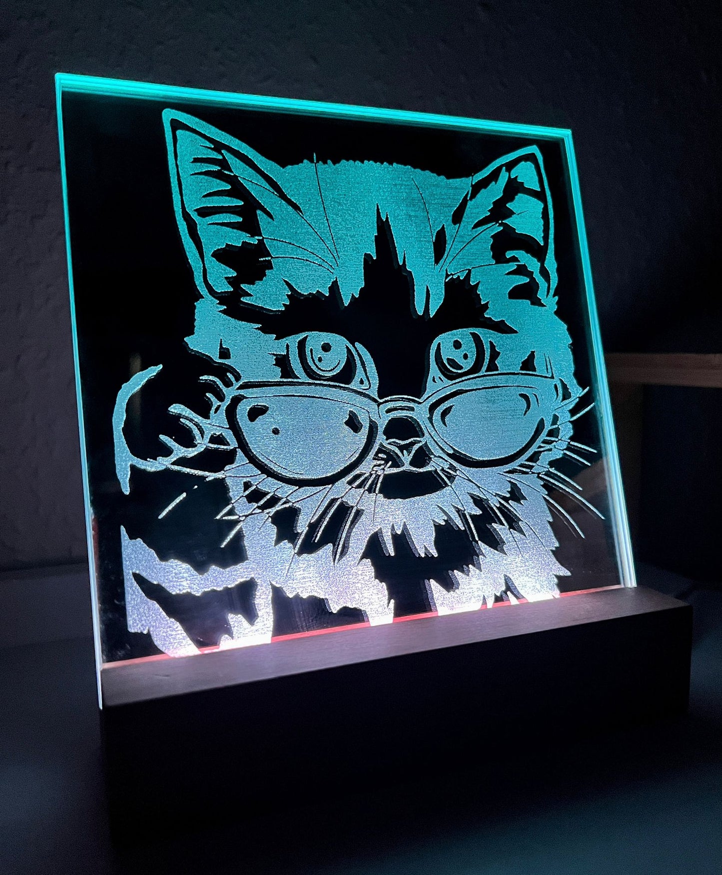 LED Holzsockel mit personalisierter Spiegelfliese